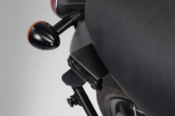 Adapter for SLC side carrier right For Bonneville T100/120 (16-) w/o pass. grab rail.