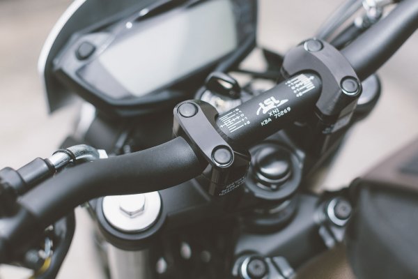 Superbike handlebar Ø 28,6 mm incl. converter Black. Aluminum. Tapered. 740mm.