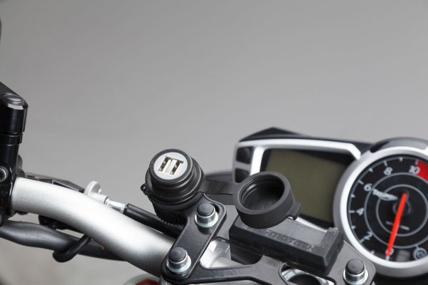 Double USB power port with cable harness 2.000 mA. 12 V.